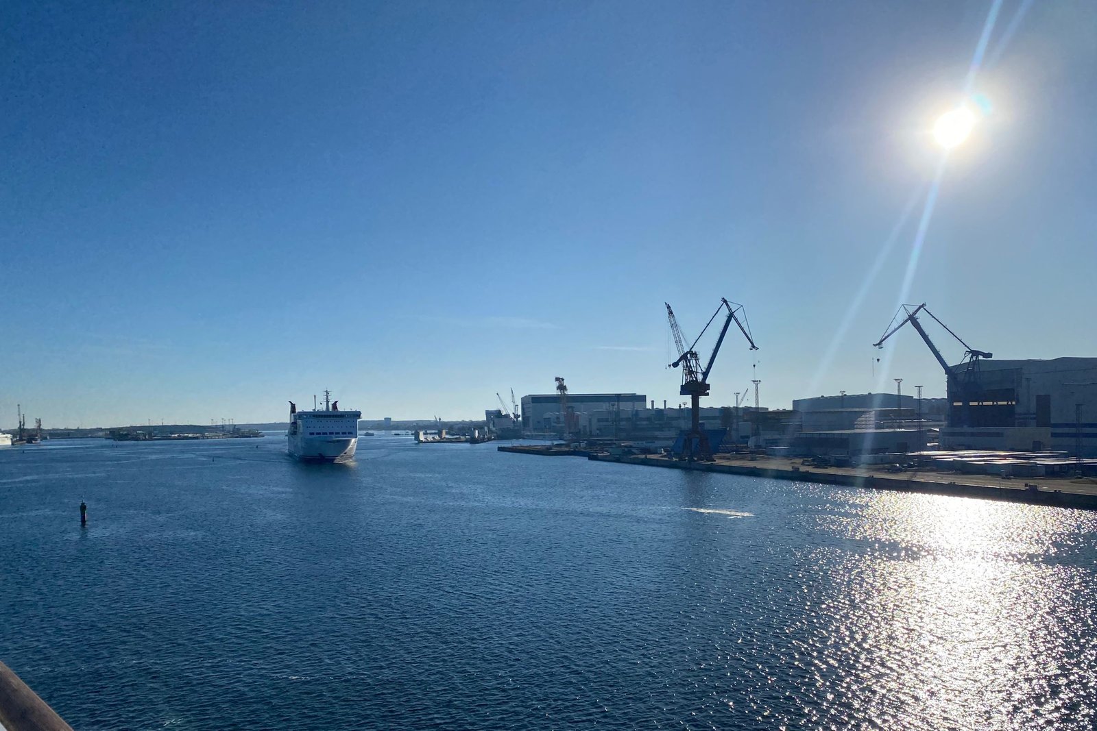 Fähre im Überseehafen Rostock