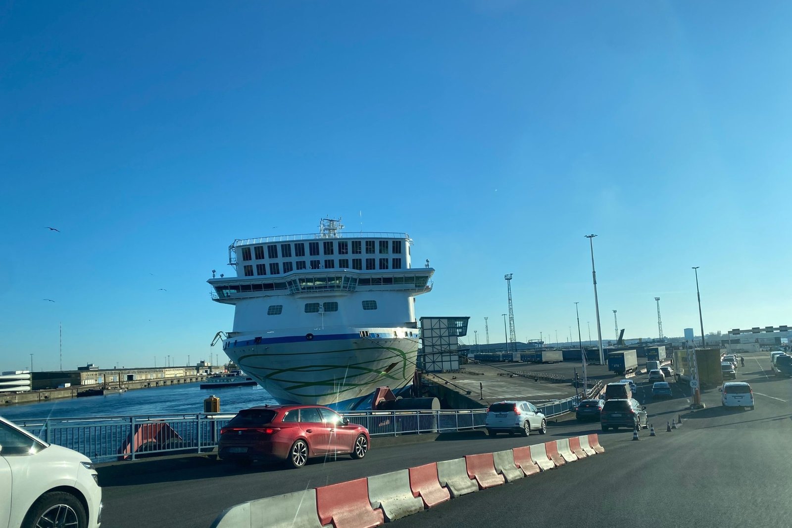 Fähre Rostock-Trelleborg: Schiff der TT-Line am Terminal, davor wartende Autos